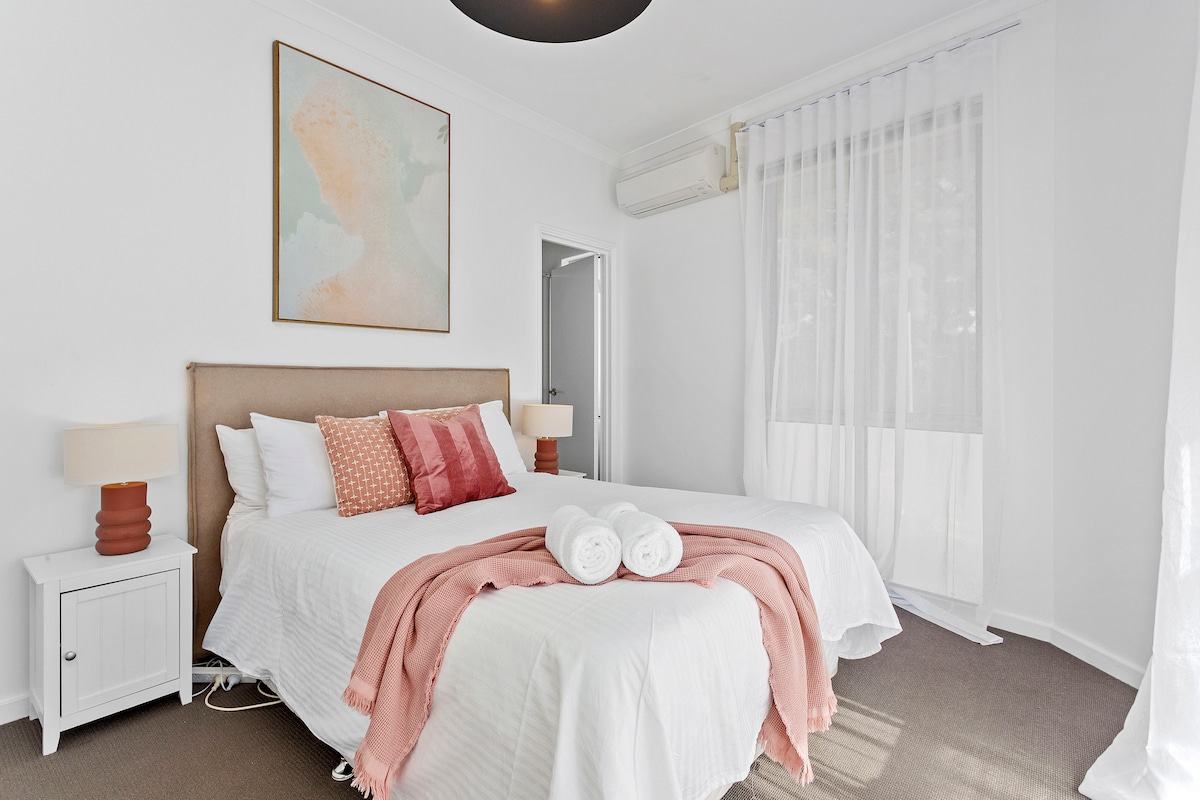 Master suite met groot queensize bed en eigen badkamer