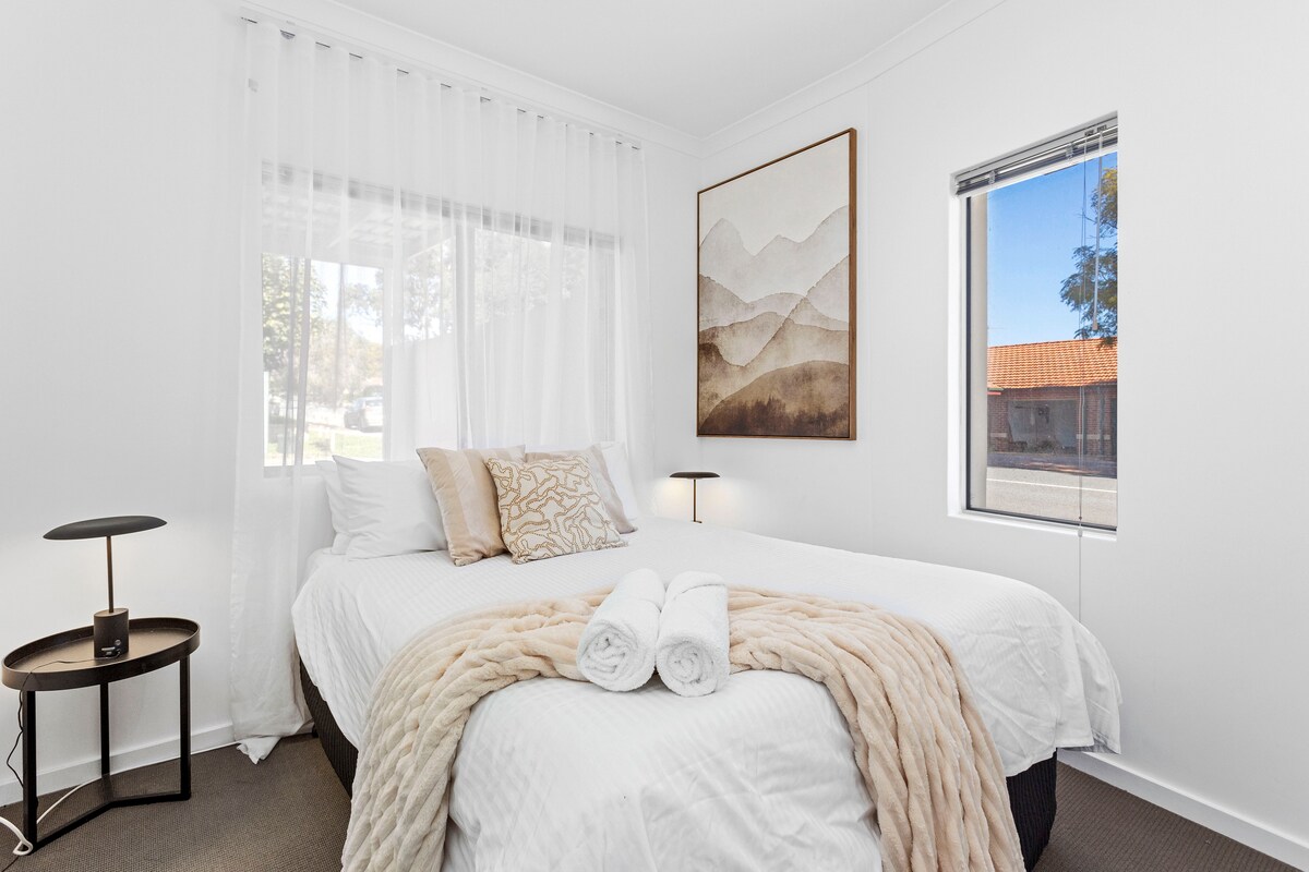 Tweede queensize kamer met een groot queensize bed en een comfortabel matras. 