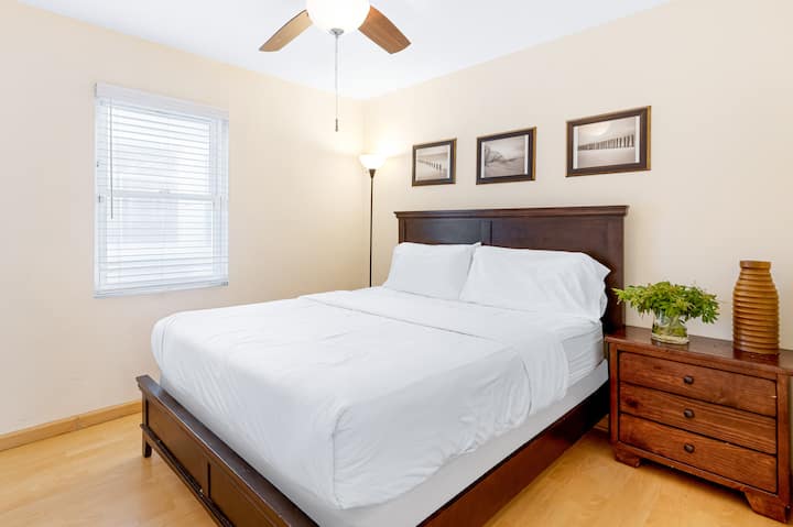 El dormitorio 2 cuenta con una cama queen.