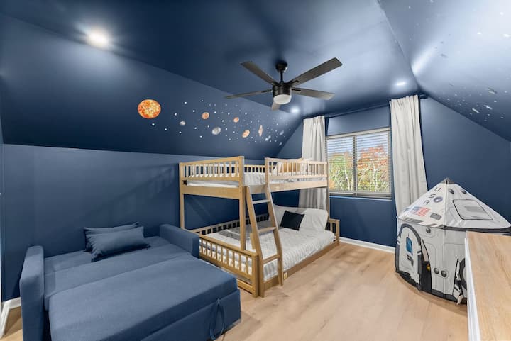 Una litera completa y una acogedora silla para dormir