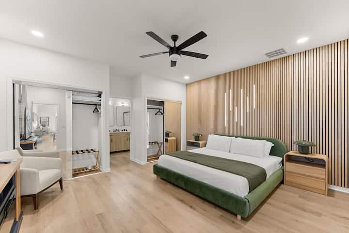 Amplio dormitorio principal con cama tamaño king, acogedora chimenea eléctrica y baño privado en suite: tu refugio perfecto”.