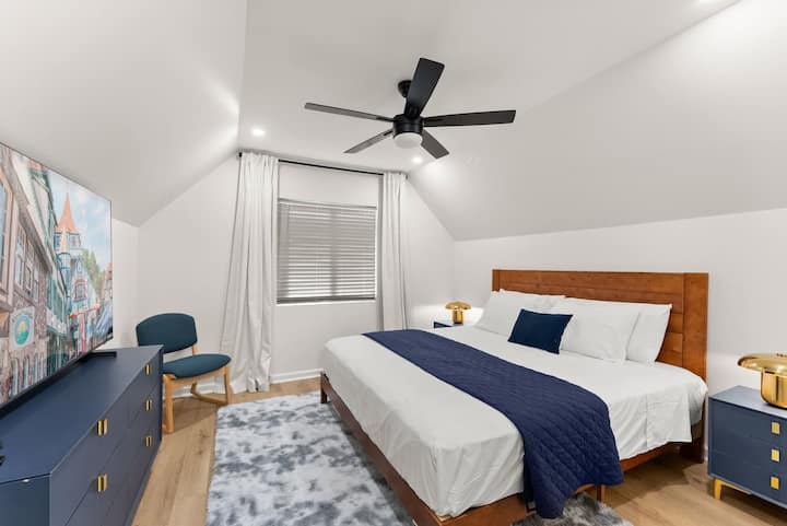 Dormitorio tamaño king en el piso superior con un televisor grande, cómodo y perfecto para relajarse.