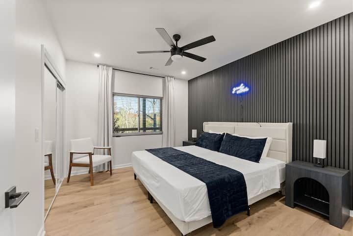 Otro dormitorio elegante con dos camas individuales flexibles que se pueden convertir en una cama tamaño king, con mesitas de noche modernas, paneles de pared y un espacioso armario, perfecto para familias o invitados.