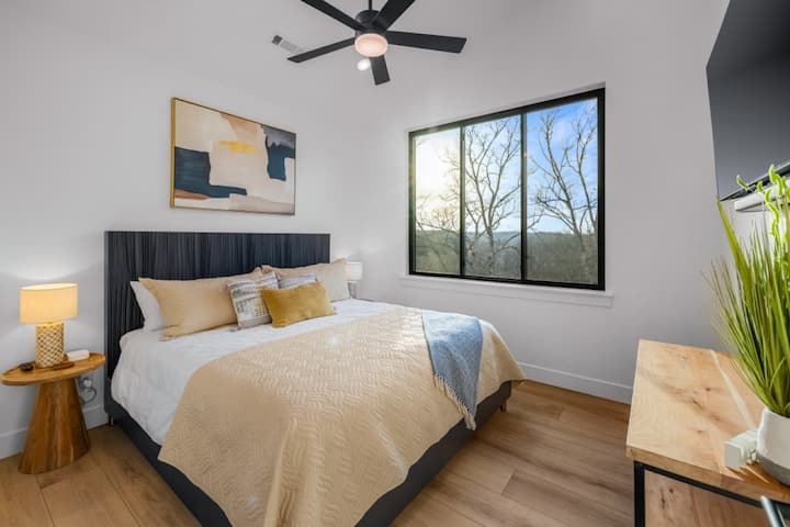 在这间宁静的楼上卧室放松身心，配备豪华床铺、现代艺术品和安静的吊扇，让您能睡个好觉。