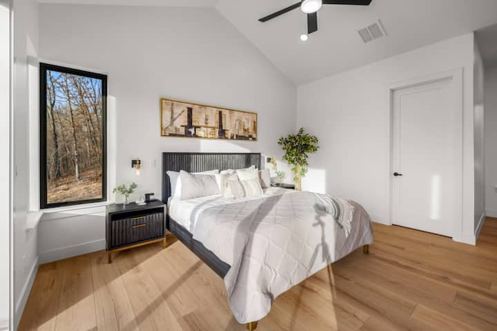 这间充满光线的庇护所采用优质床上用品和宁静的山区美学设计，让您能睡个好觉。