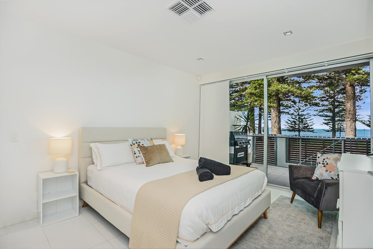 dormitorio principal con cama tamaño Queen