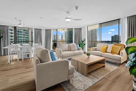 Popular Airbnb listing: Panoramic view |3-min walk to beach | Free parking in Surfers Paradise