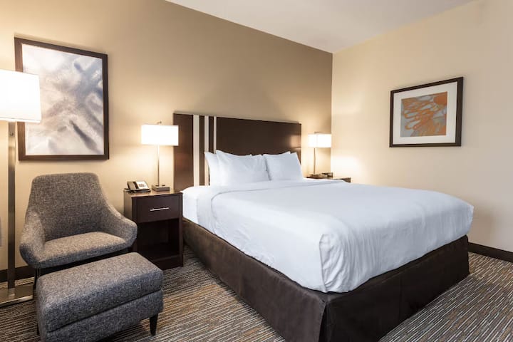Wingate Gurnee | Queen Room By Gurnee Mills - Gurnee, IL