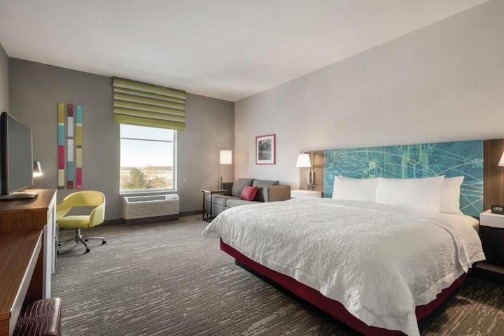 Explore Parks From Your Modern Room Retreat - Maple Grove, MN