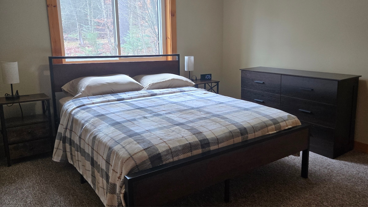 Druhá spálňa s manželskou posteľou, komodou, šatníkom, zrkadlom a TV.