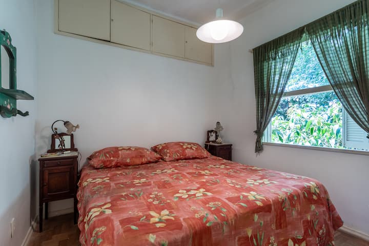 Quarto espaçoso com atmosfera tranquila e acolhedora