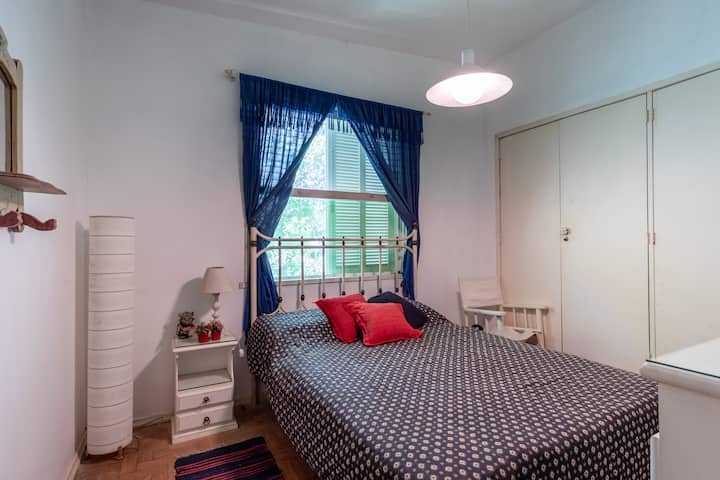 Quarto bem iluminado, com luz natural e ambiente agradável