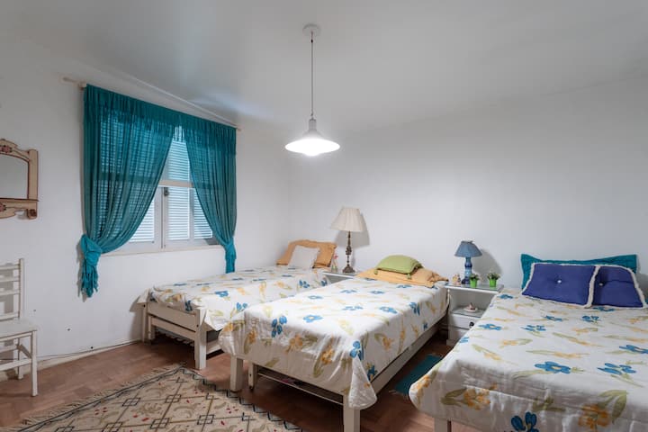 Quarto confortável e acolhedor, ideal para boas noites de sono