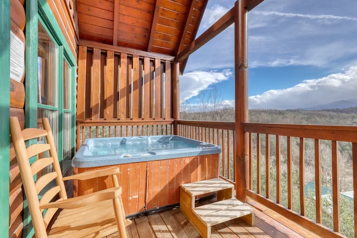Welcoming Cabin, Sleep 4, Hot Tub, Pool, Amazing V - Pigeon Forge, TN