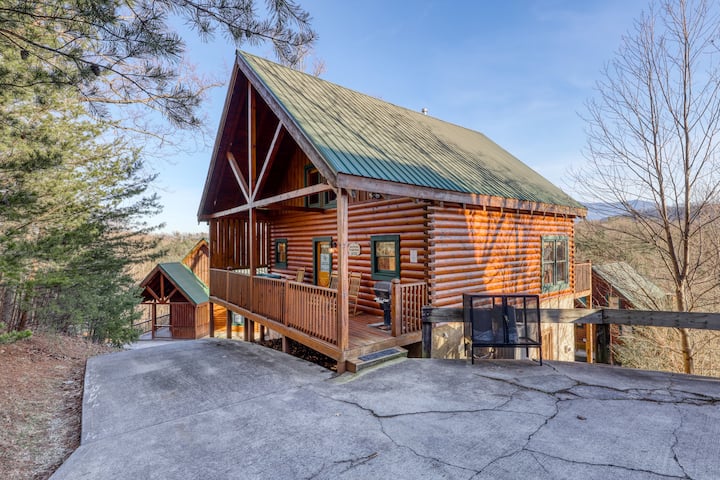 Stunning Cabin, Sleeps 4, N Rolling Hills, Hot Tub - Pigeon Forge, TN
