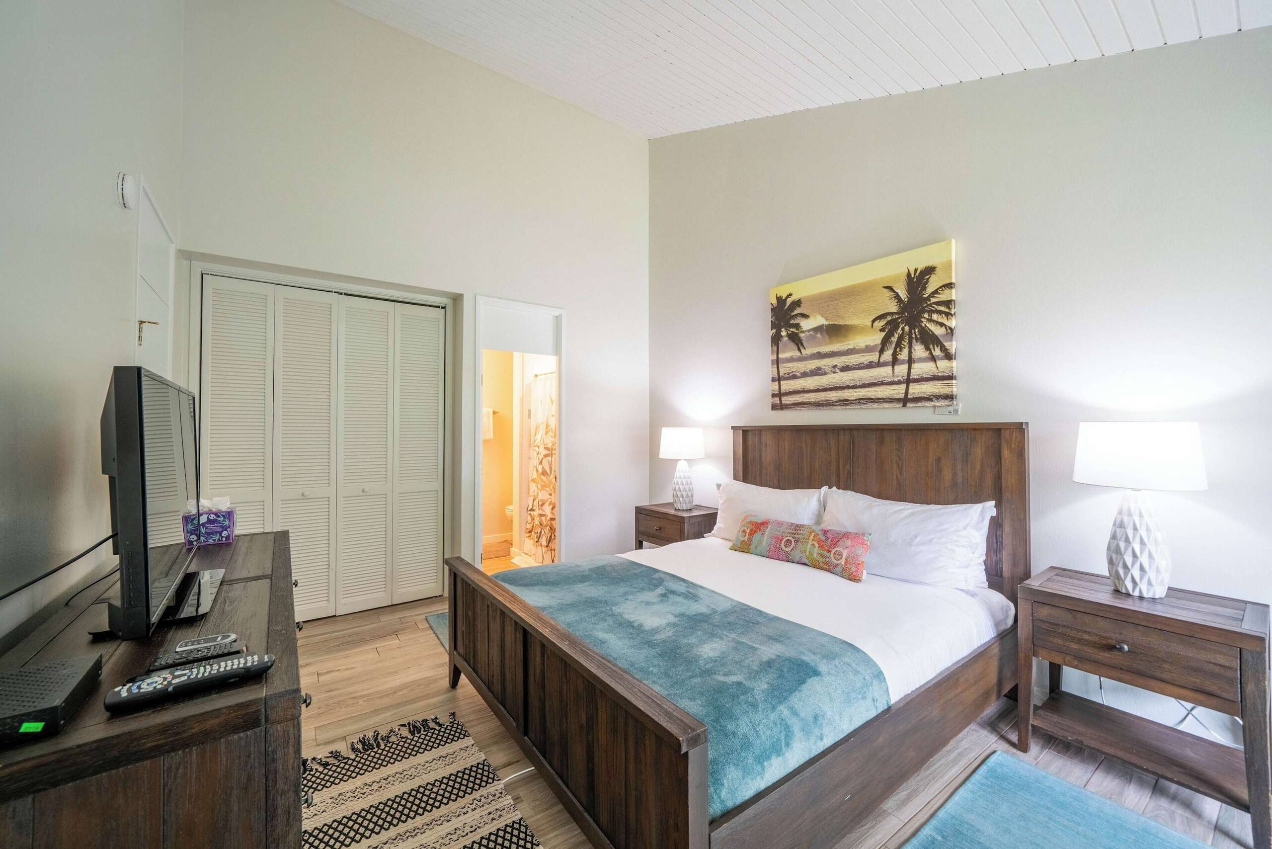 Magnificent Newly Renovated TBay Golf Course Condo - Image 48