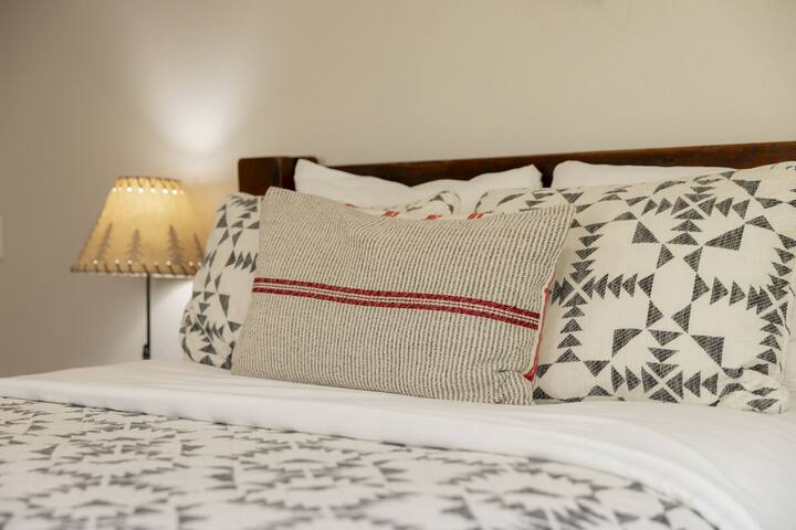 Spavaća soba 4 nudi udoban bračni krevet s udobnom posteljinom i mirnom, ugodnom atmosferom, savršenom za opuštanje i punjenje baterija nakon cjelodnevnih planinskih aktivnosti.