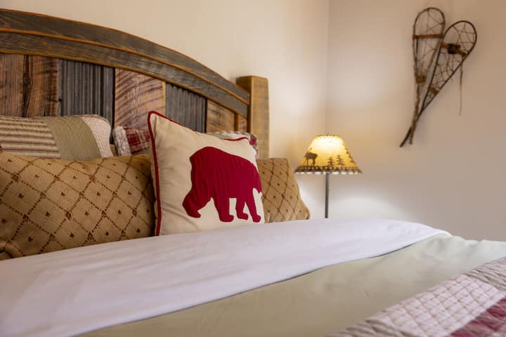 U trećoj spavaćoj sobi nalazi se udoban bračni krevet (160 – 179 cm) i prekrasan pogled na planine koji će vam pomoći da se opustite