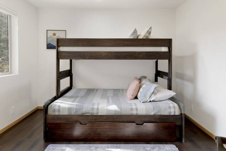 U ovoj se sobi nalazi krevet na kat s bračnim krevetom u donjem dijelu i krevetom za jednu osobu u gornjem dijelu, što je savršeno za obitelji ili ako želite da netko spava na jednom, a netko na drugom krevetu.