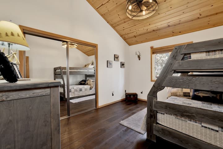 Ova soba ima krevet na kat s bračnim krevetom u donjem dijelu i krevetom za jednu osobu u gornjem dijelu, što je savršeno za obitelji ili različite načine spavanja.