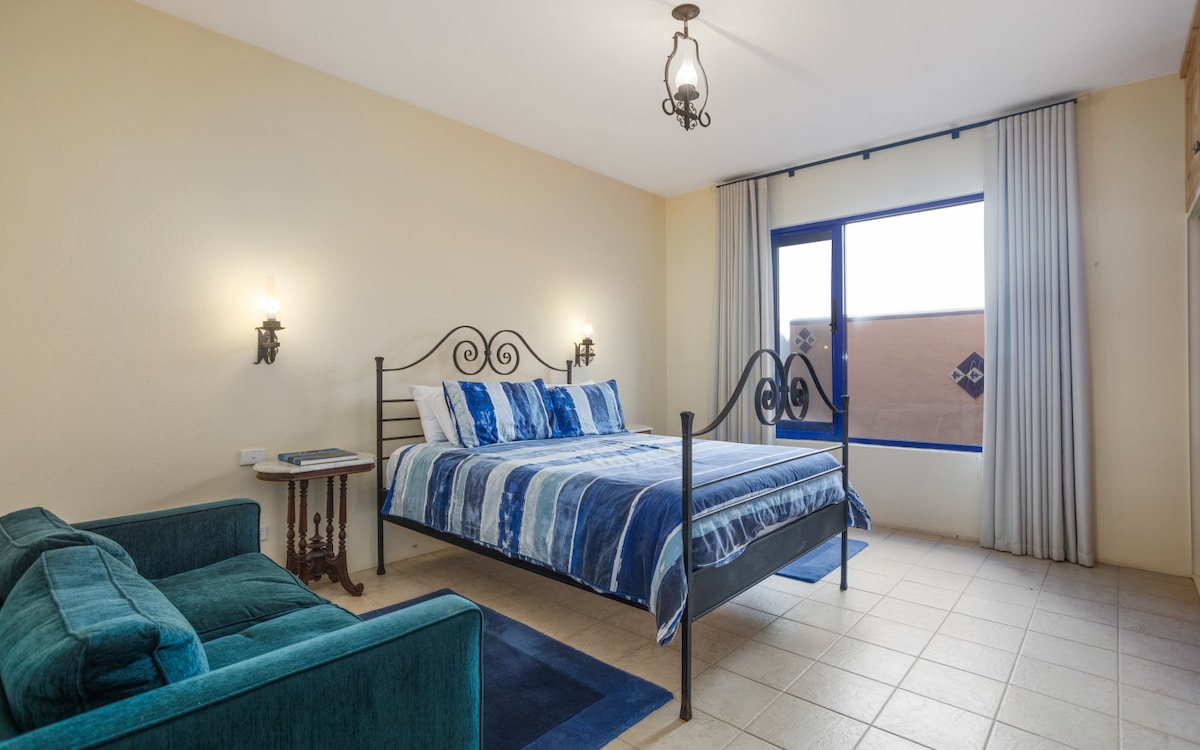 Descanse en la cama tamaño queen del dormitorio dos con tonos suaves y una sensación relajante.