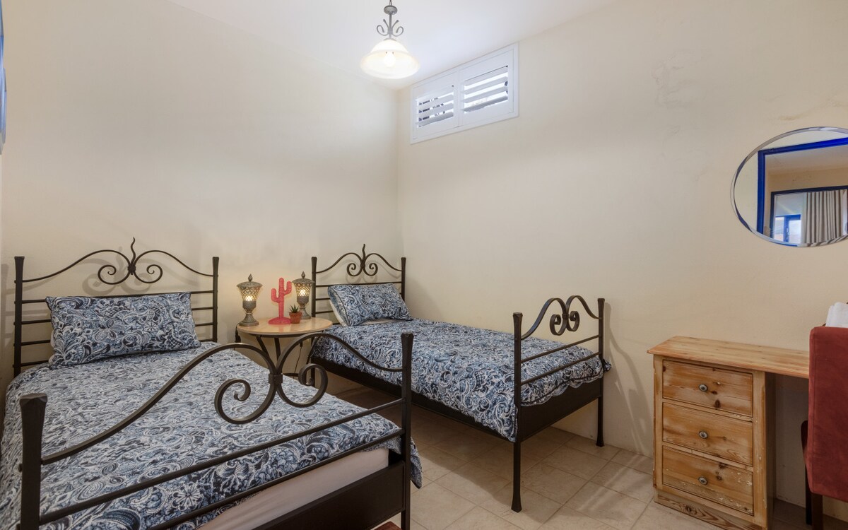 Una habitación doble flexible es adecuada para familias o amigos que buscan su propio rincón cómodo.