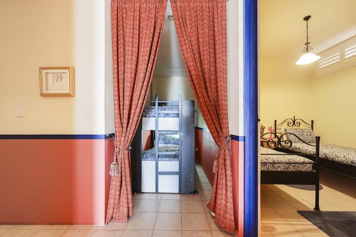 Kijiko cha kitanda cha ghorofa huwapa watoto mahali pa kujificha pa kufurahisha pa kulala na kucheza.