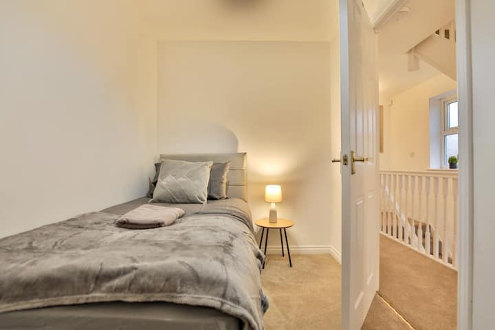 Spálňa 2 je jednolôžková a nachádza sa na prvom poschodí. 