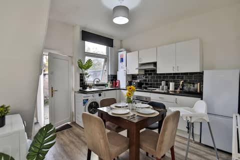 Trafford Park House, 2 Bed Sleeps 6, free parking
