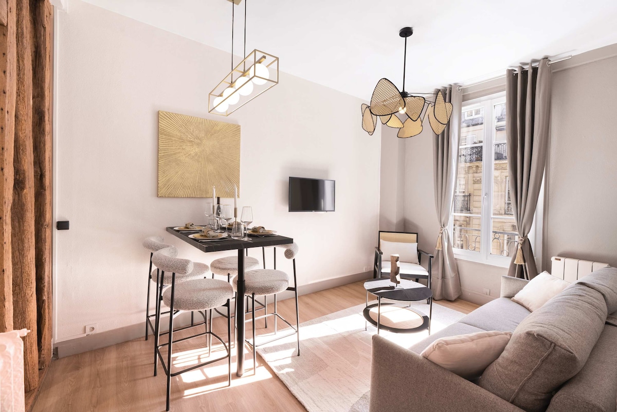 Sehemu ya starehe ya kupumzika yenye kitanda cha sofa mbili, televisheni ya skrini tambarare na Wi-Fi ya kasi isiyo na kikomo.