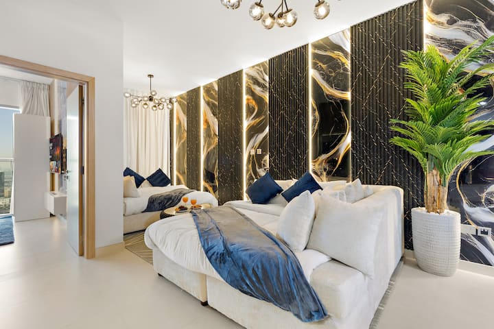 Два удобни разтегателни дивана с допълнителни възглавници и спално бельо ️️✨