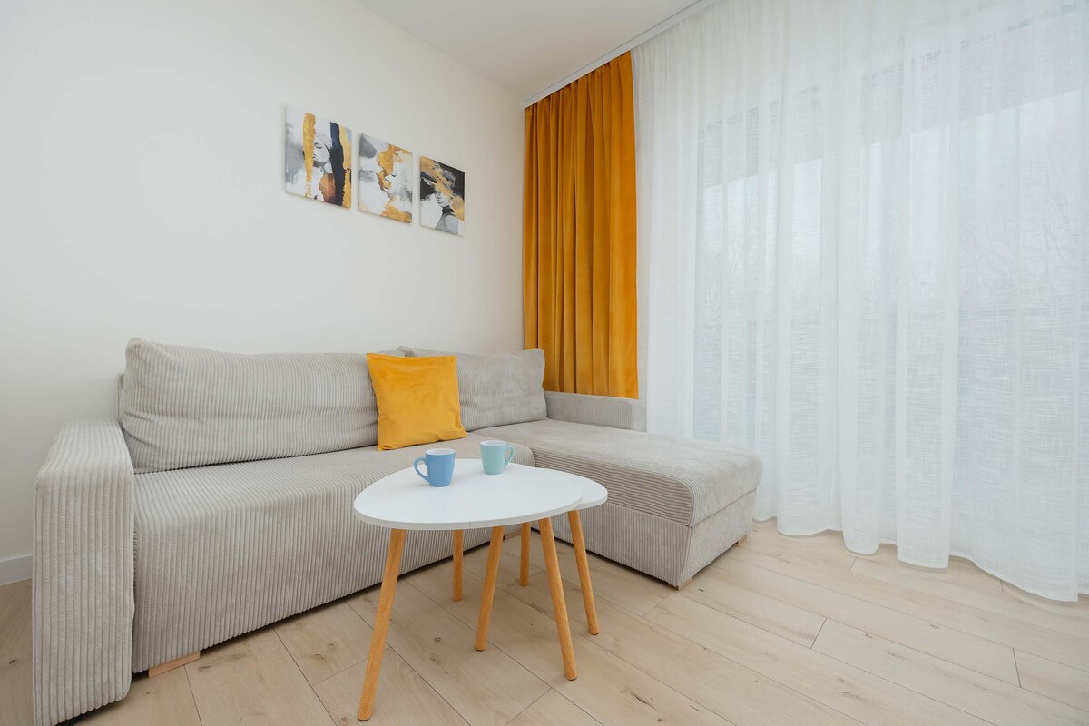 在时尚的起居室里放松身心，配有舒适的沙发和现代装饰。