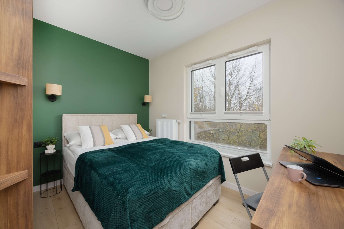 舒适的卧室配有一张豪华双人床和充足的储物空间。