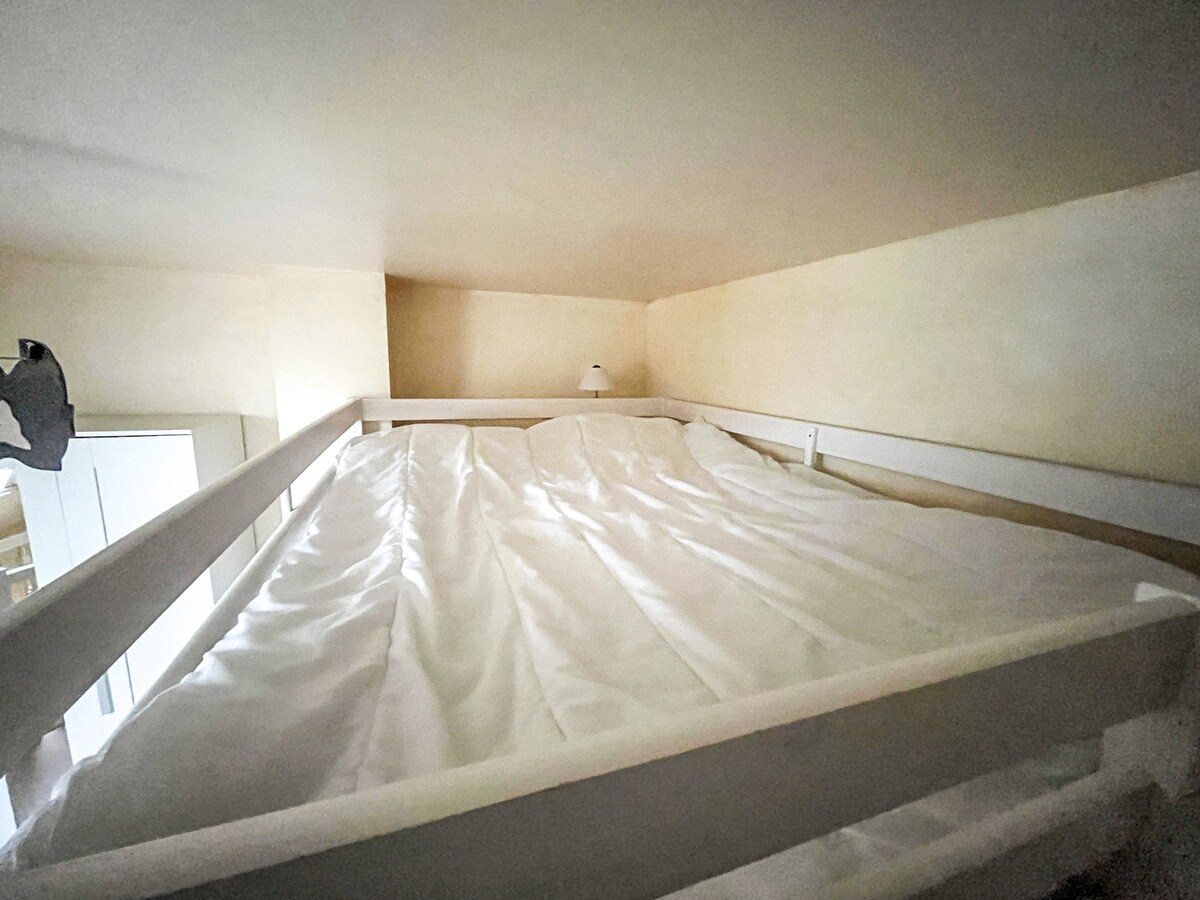 המיטה הקומתית פחות נוחה למבוגר גבוה.