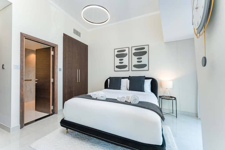 El dormitorio 2 ofrece un alojamiento cómodo con una cama tamaño queen y un cómodo armario empotrado.