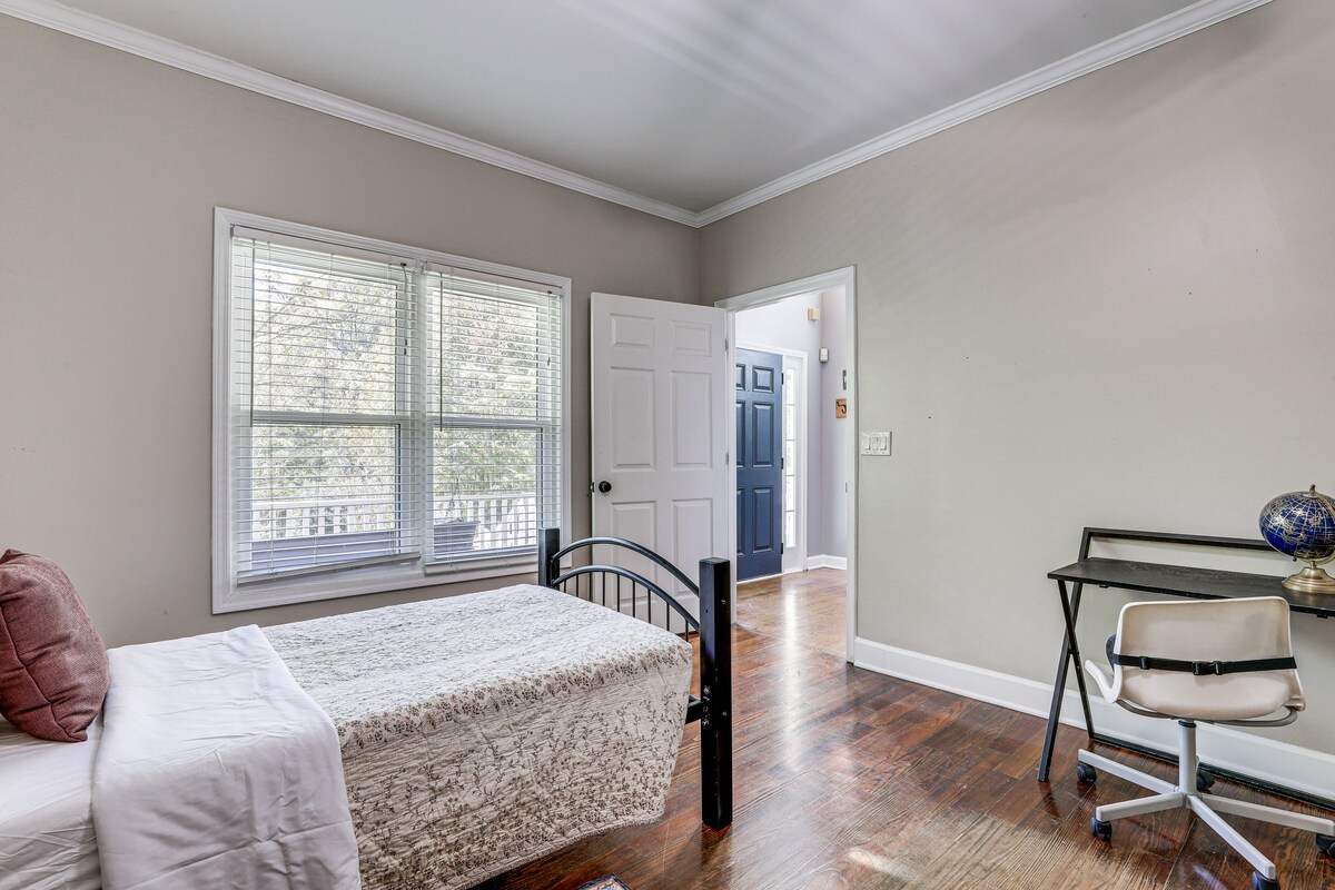 Walk to Trails: Peaceful Family Home in Braselton