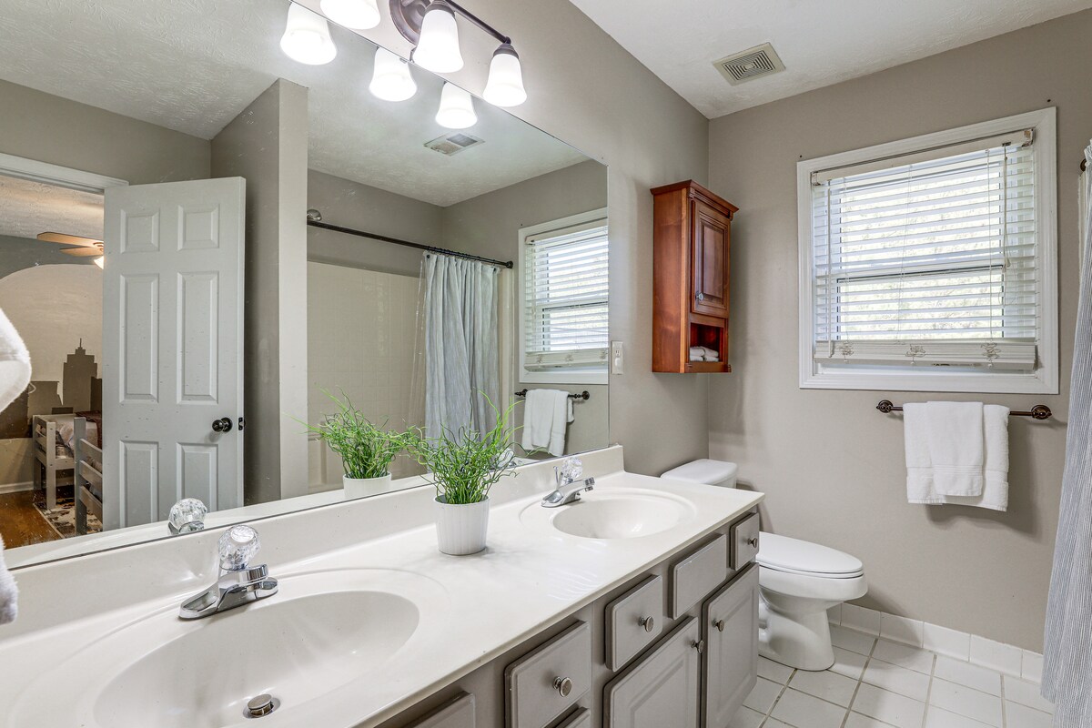 Walk to Trails: Peaceful Family Home in Braselton
