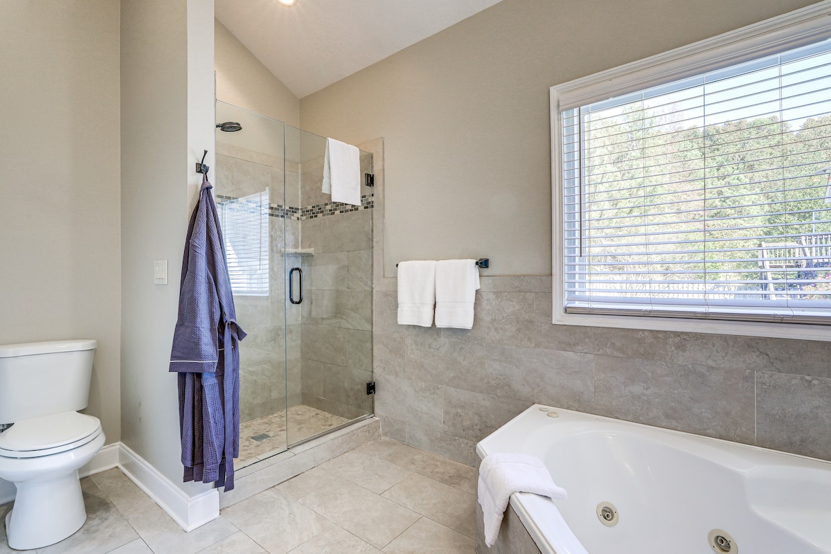 Walk to Trails: Peaceful Family Home in Braselton