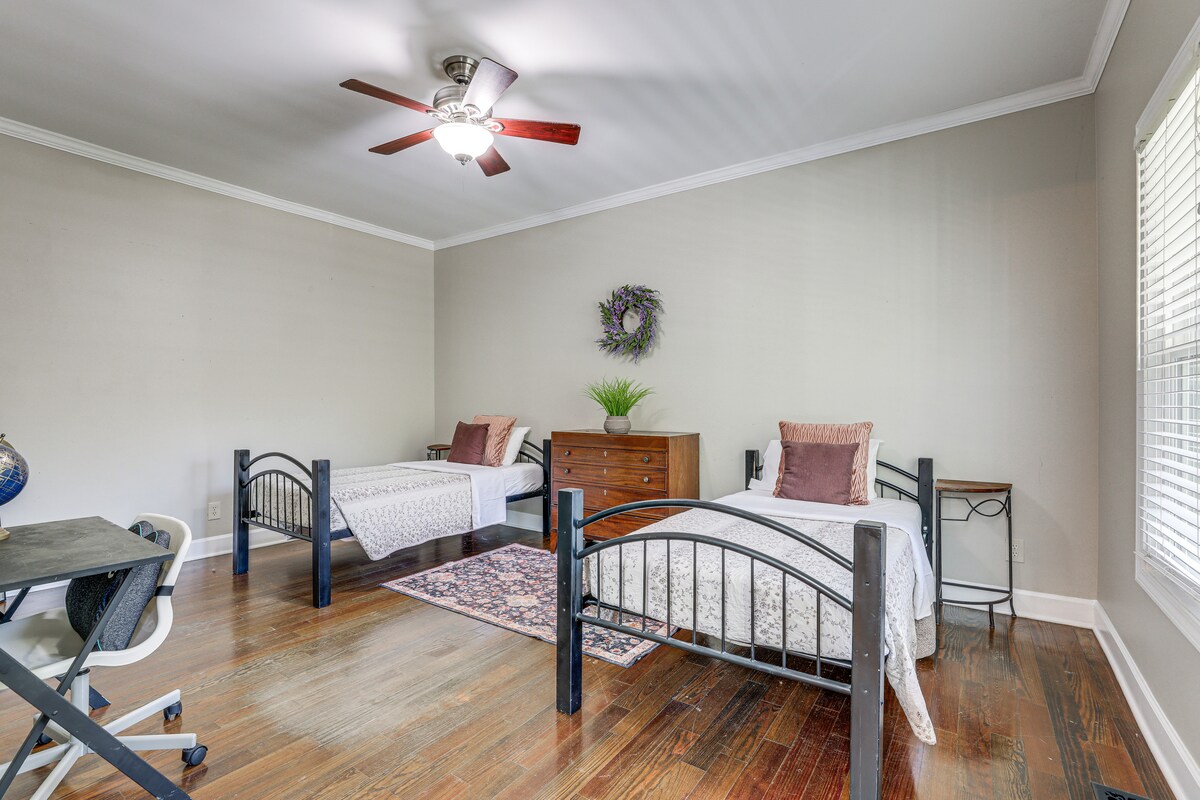 Walk to Trails: Peaceful Family Home in Braselton
