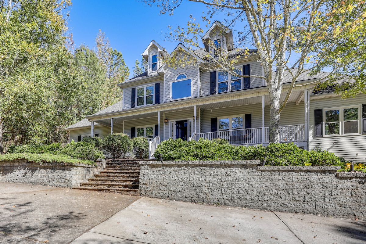 Walk to Trails: Peaceful Family Home in Braselton