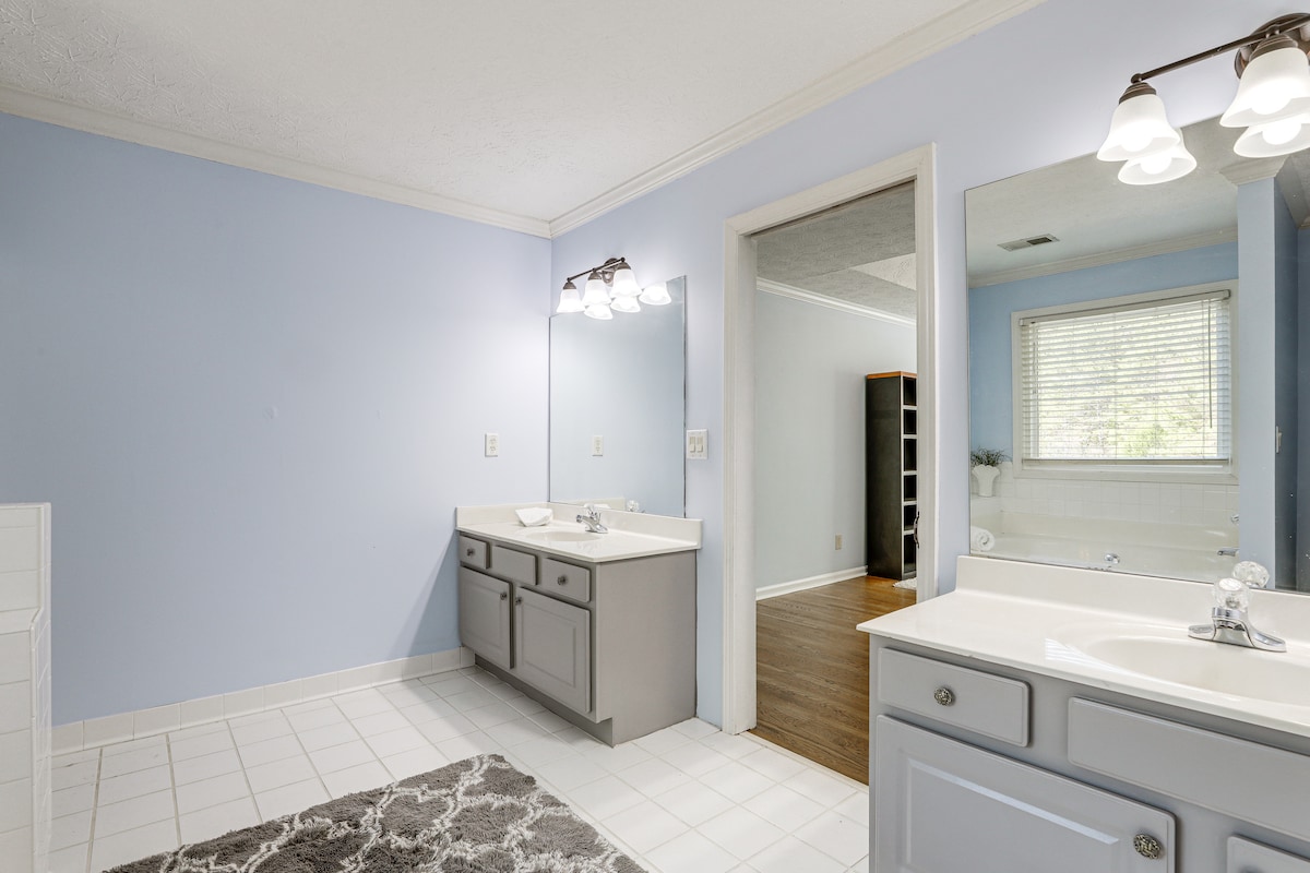Walk to Trails: Peaceful Family Home in Braselton