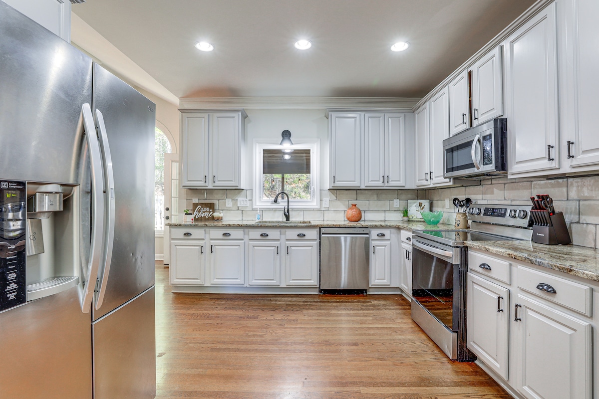 Walk to Trails: Peaceful Family Home in Braselton