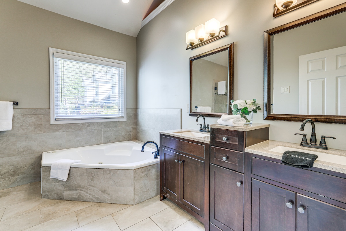 Walk to Trails: Peaceful Family Home in Braselton