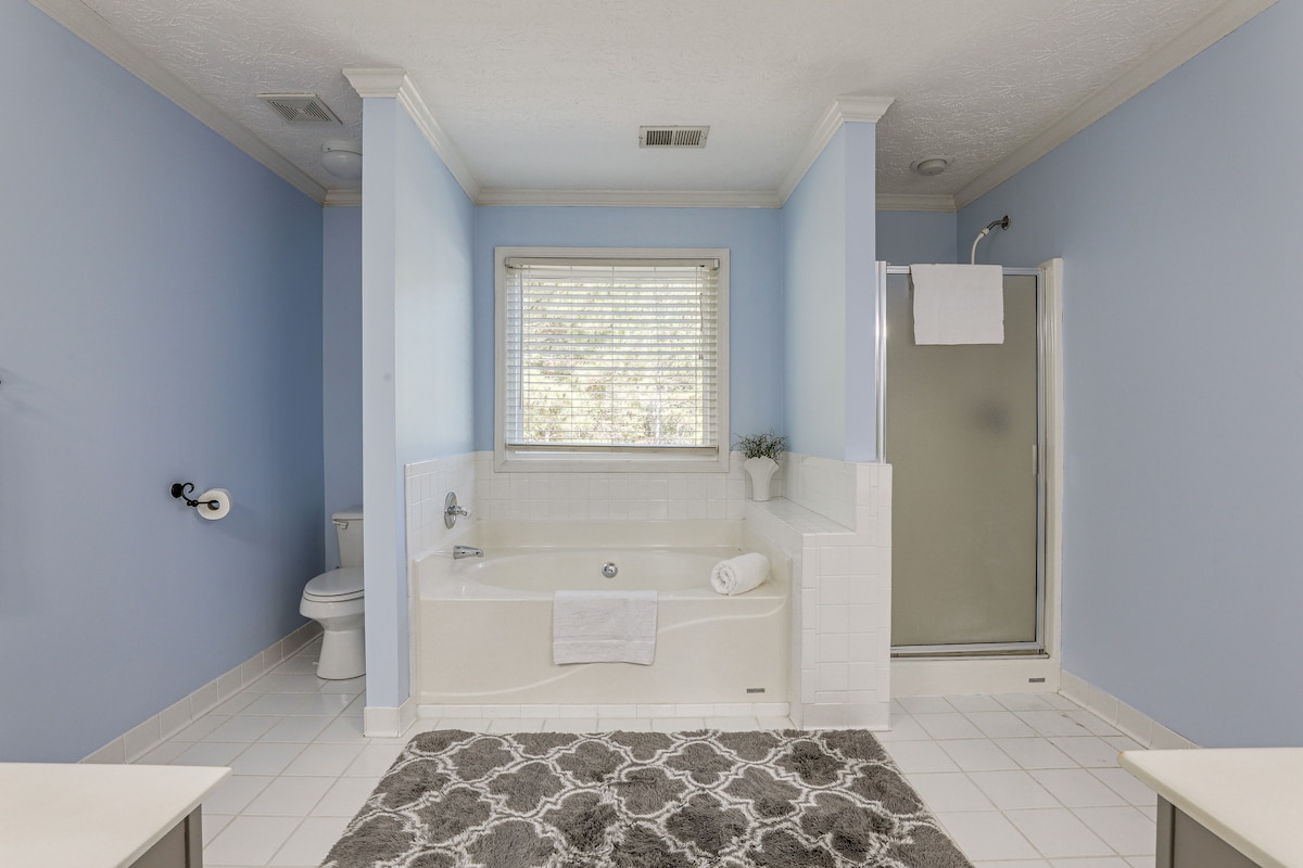 Walk to Trails: Peaceful Family Home in Braselton