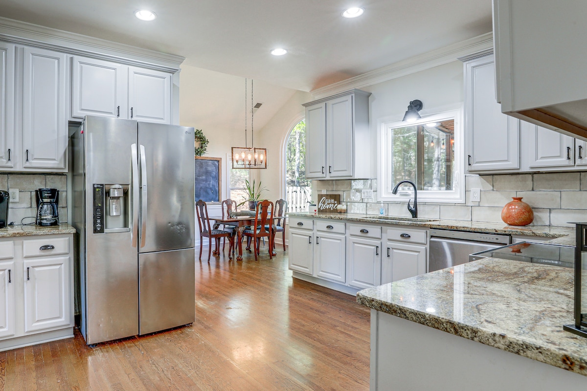 Walk to Trails: Peaceful Family Home in Braselton