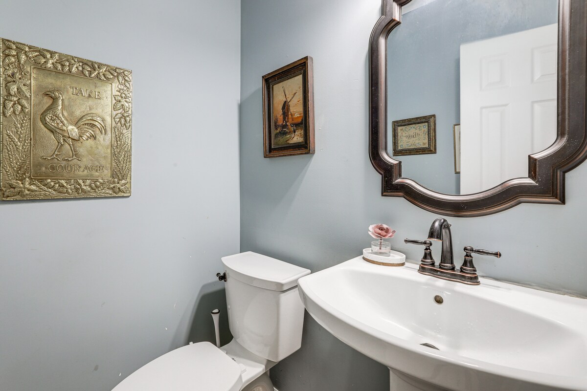 Walk to Trails: Peaceful Family Home in Braselton