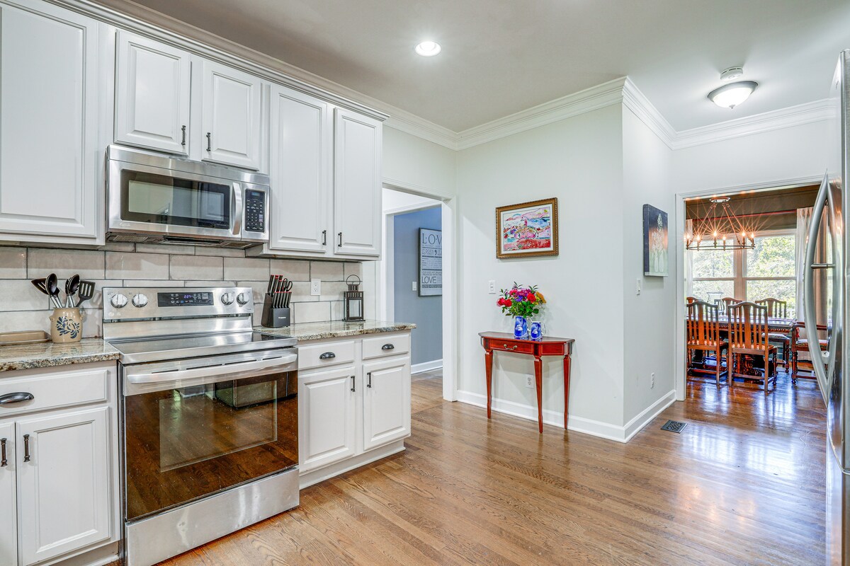 Walk to Trails: Peaceful Family Home in Braselton