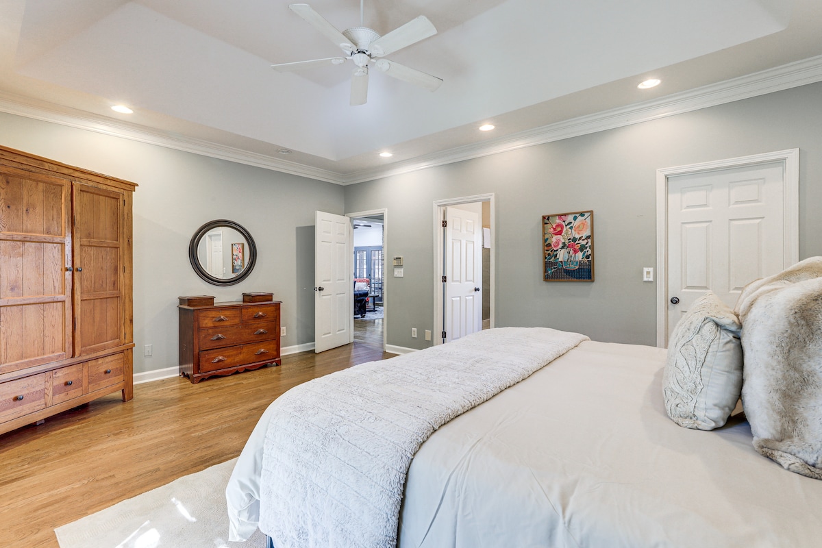 Walk to Trails: Peaceful Family Home in Braselton