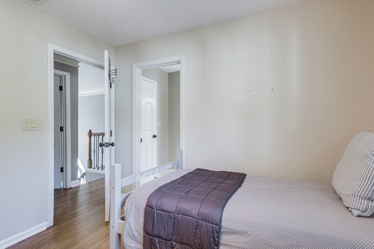Walk to Trails: Peaceful Family Home in Braselton