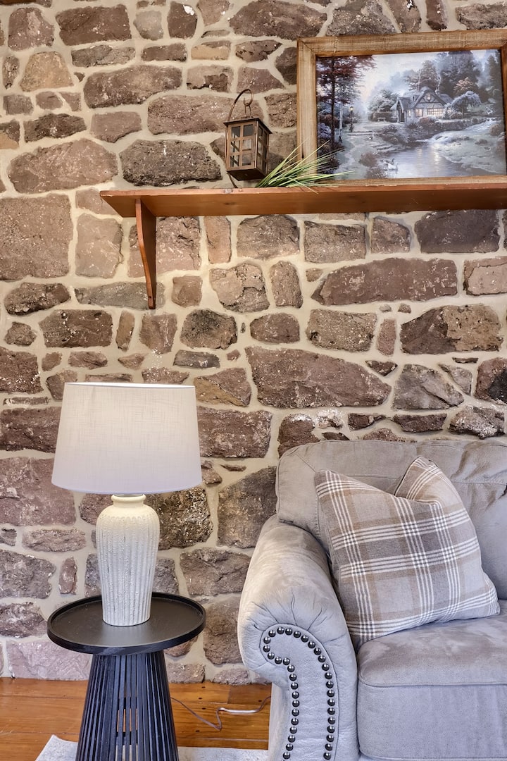 Cedar Glen Farmhouse • 1800s Stone Retreat - Morgantown, PA